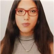 auxiliar educativa imparte clases para niños de 5 a 10 años